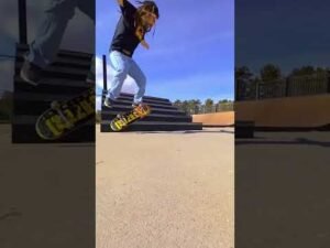 #shorts #skateboarding #skateboard #skate #skatepark #youtubeshorts  #kickflip #tricks #berrics